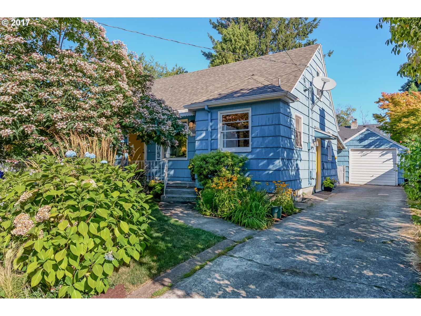 Property Photo:  1633 N Sumner St  OR 97217 