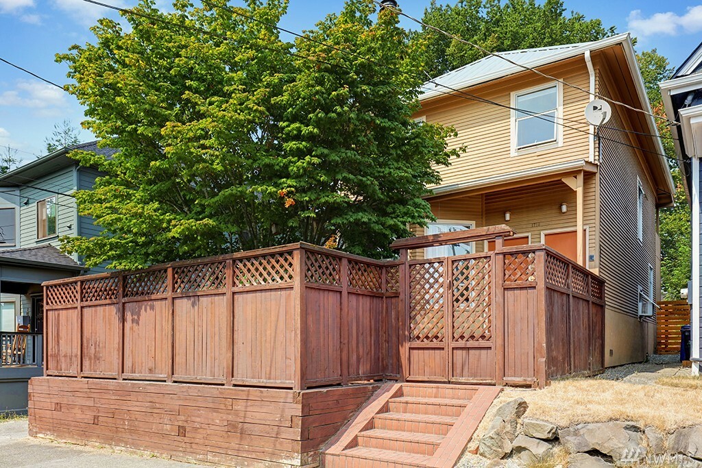 Property Photo:  1714 E Columbia St  WA 98122 