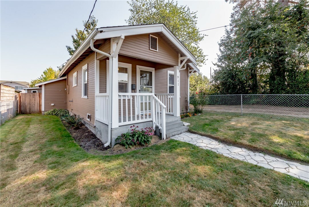 Property Photo:  911 Hunt Ave S  WA 98390 