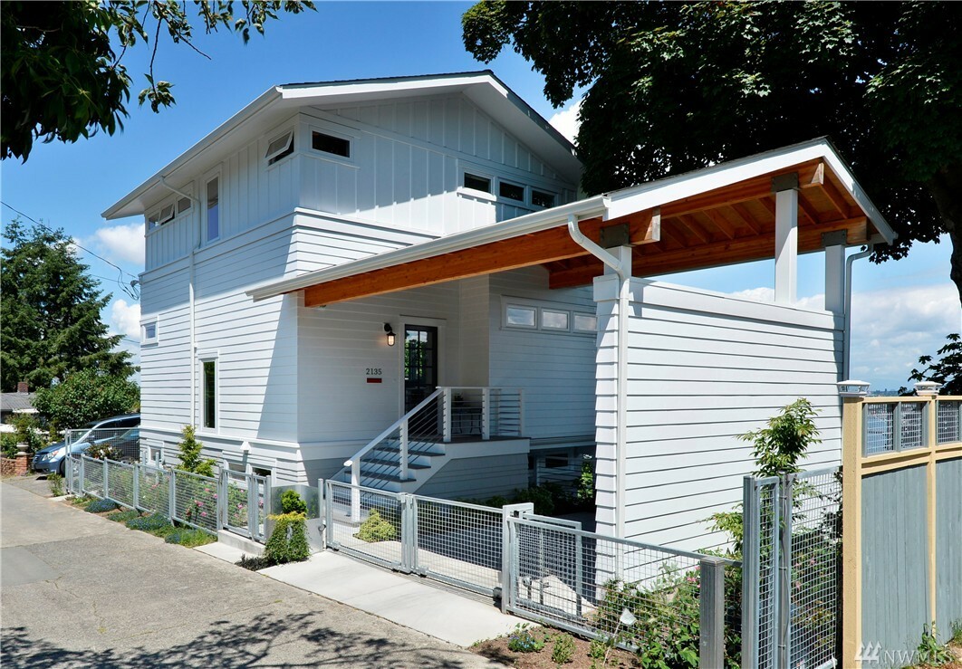 Property Photo:  2135 Arch Place SW  WA 98116 