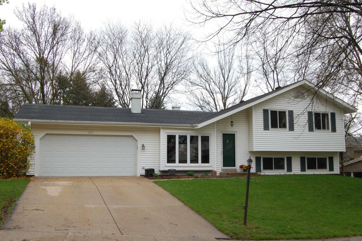 2811 Coventry Ln  Waukesha WI 53188 photo