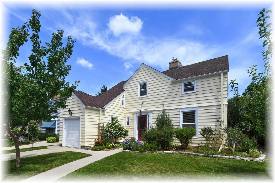 Property Photo:  2811 Chatham St  WI 53402-4245 