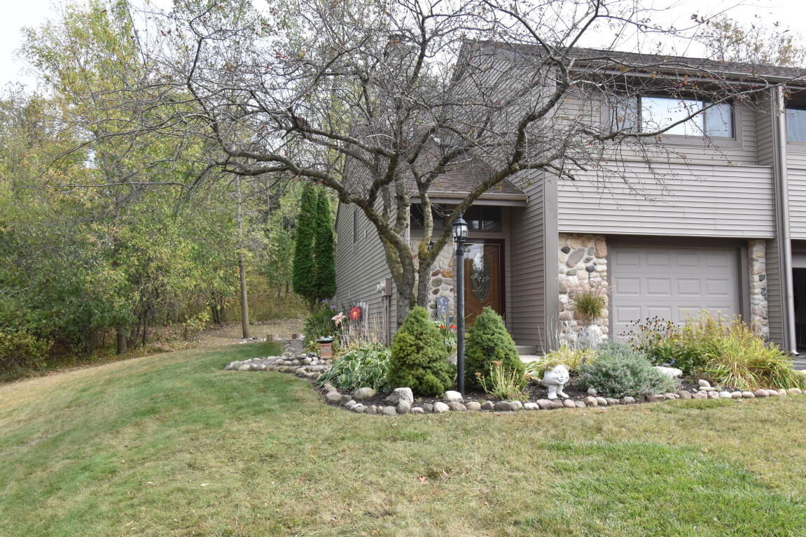 Property Photo: 635 Tamarack Dr W WI 53095