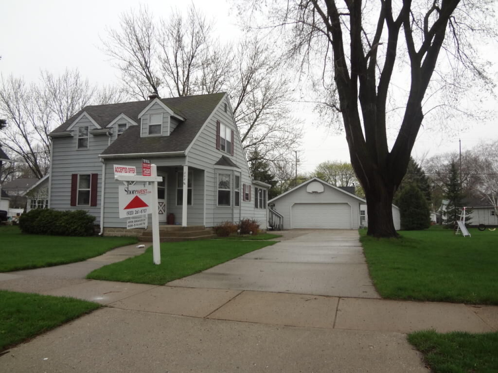 Property Photo:  208 Shirley St  WI 53538 