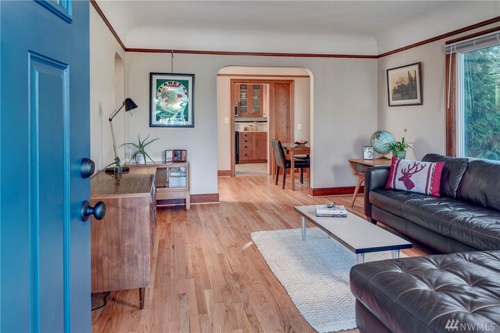 Property Photo:  430 Wells Ave N  WA 98057 