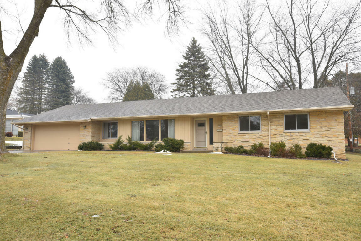 Property Photo:  516 Lilac Ln  WI 53092-1326 