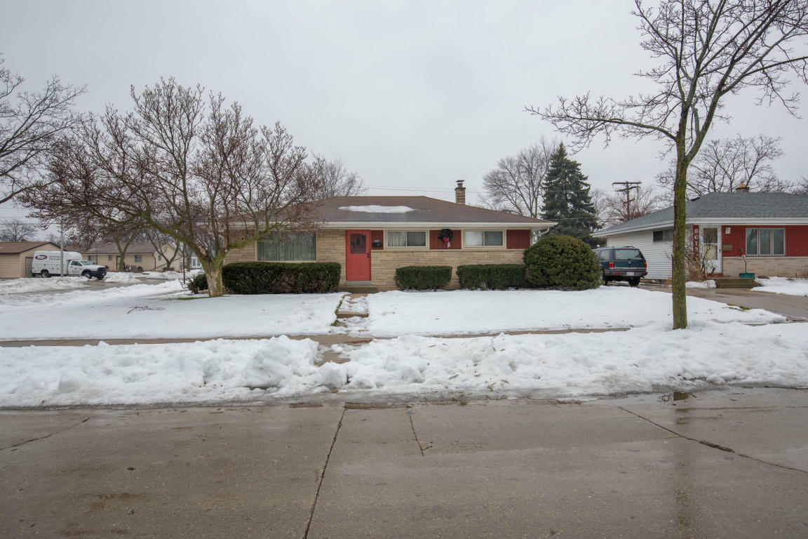 Property Photo:  8601 W Daphne St  WI 53224-5338 