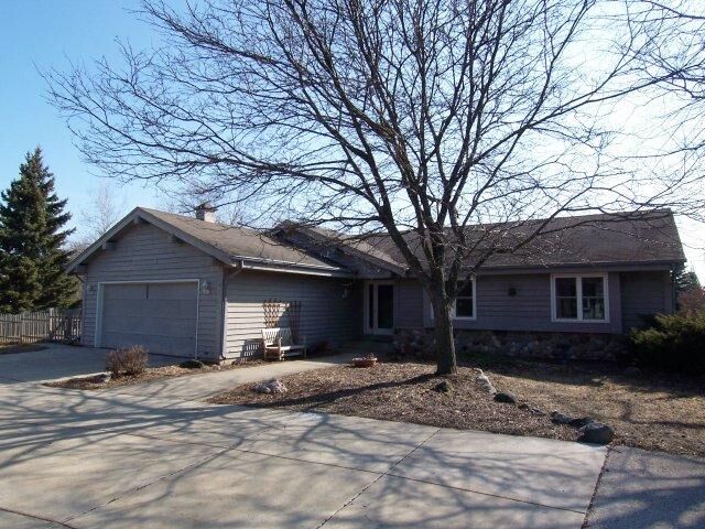 Property Photo: 1856 Butternut Ln WI 53024-9671