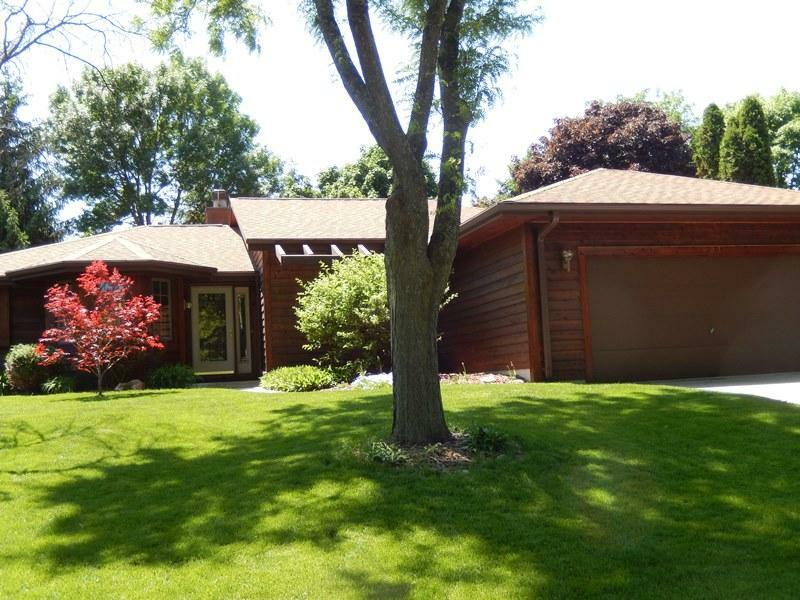 Property Photo:  803 Hawthorn Dr  WI 53095-4554 