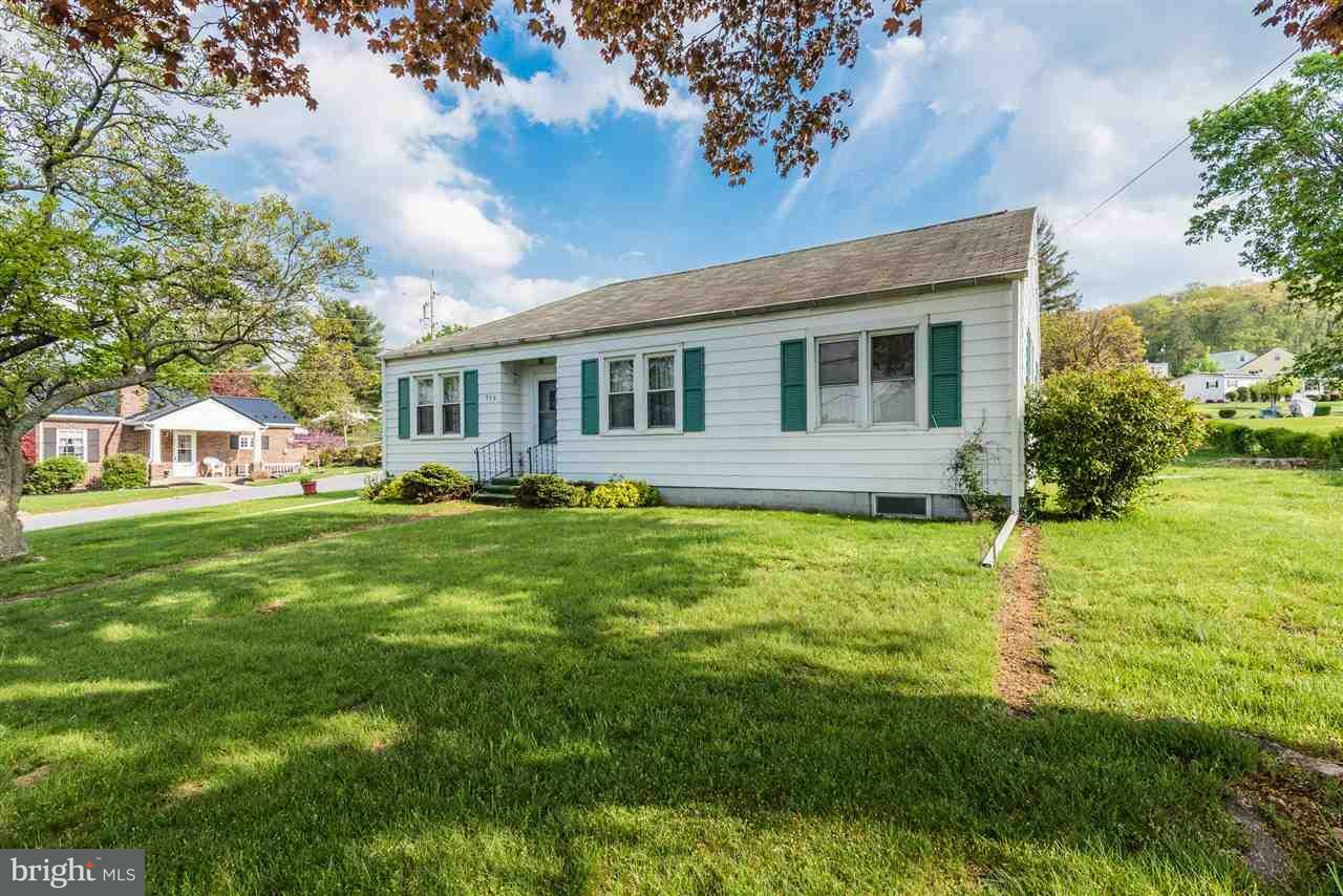 Property Photo:  113 W Pine Street  PA 17065 