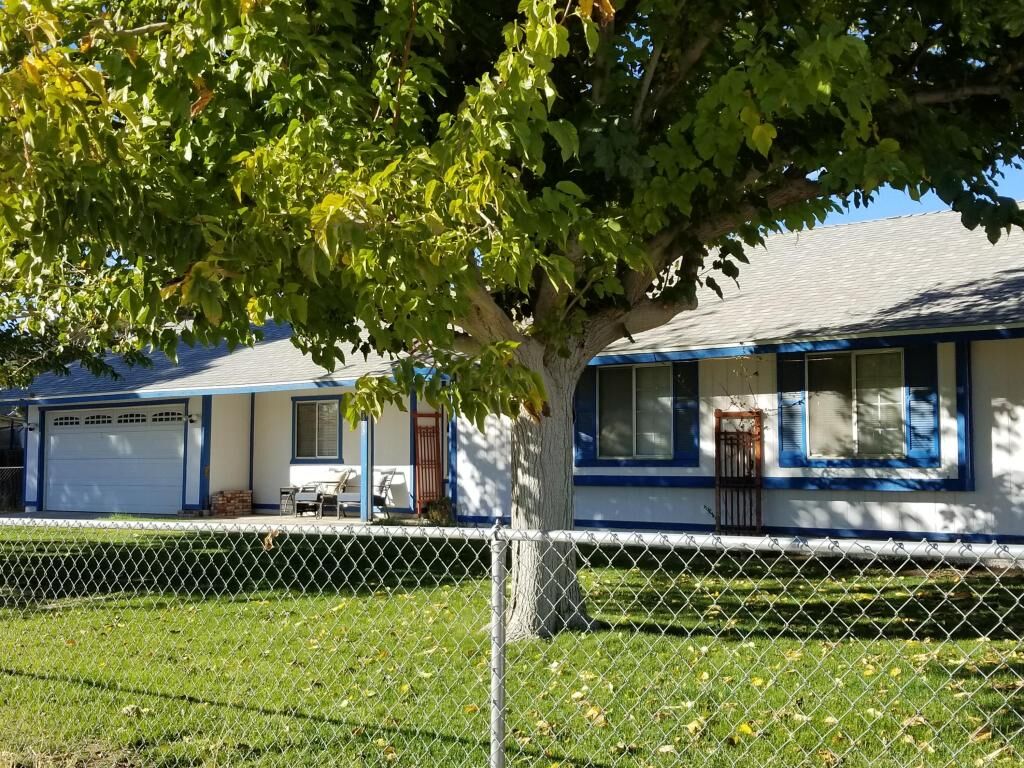 Property Photo:  15833 Valeport Avenue  CA 93535 