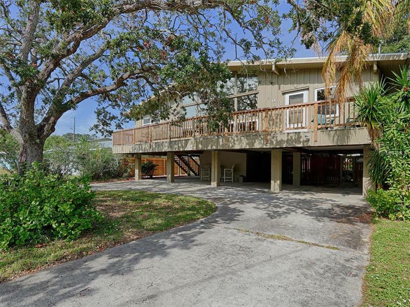 Property Photo:  208 Bates Avenue  FL 33785 