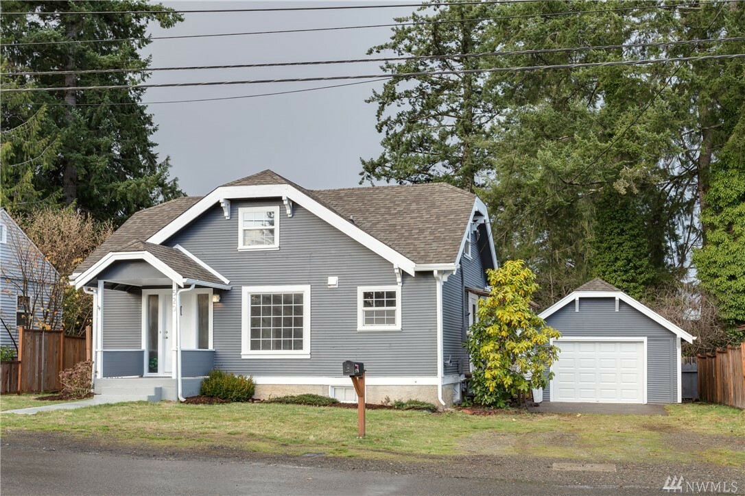 Property Photo:  520 Arcadia Ave  WA 98584 