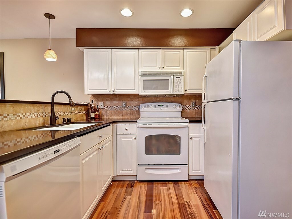 Property Photo:  2101 N 55th St 105  WA 98103 