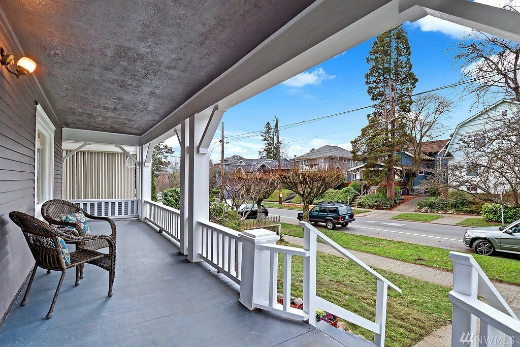 Property Photo:  4558 Thackeray Place NE  WA 98105 