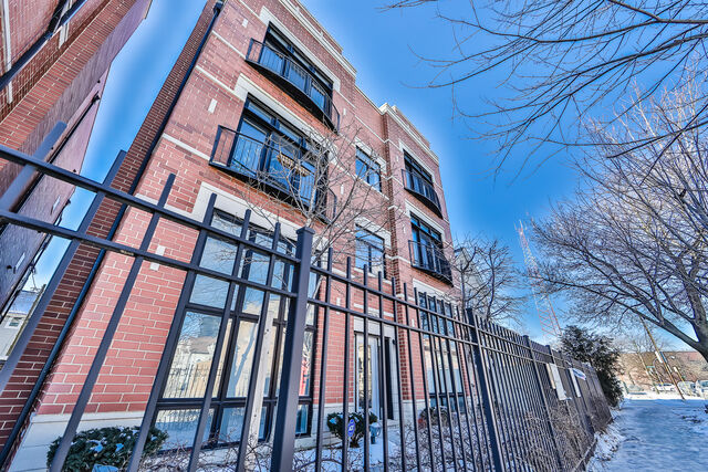 Property Photo: 2174 Stave Street 3 IL 60647