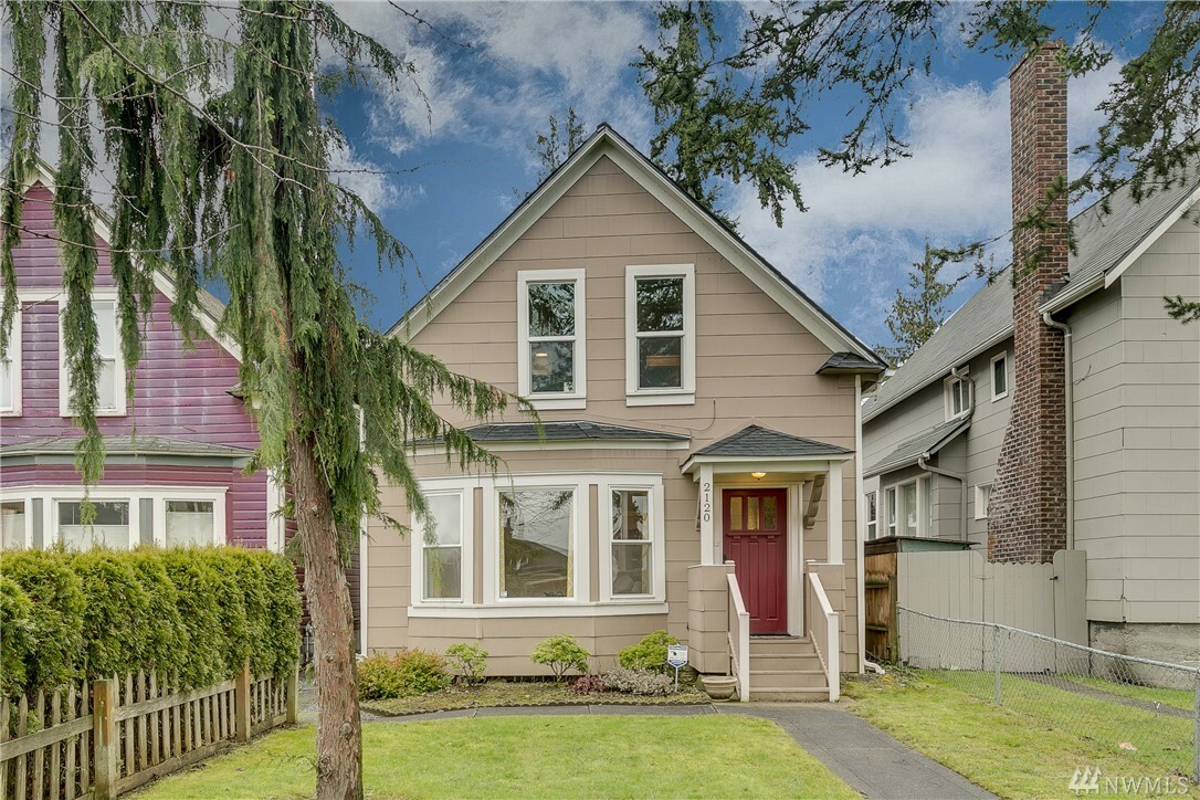 Property Photo:  2120 Hoyt Avenue  WA 98201 