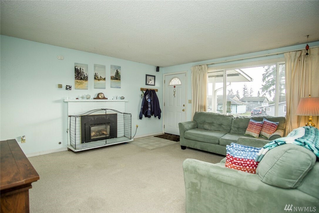 Property Photo:  600 Roswell Dr  WA 98310 