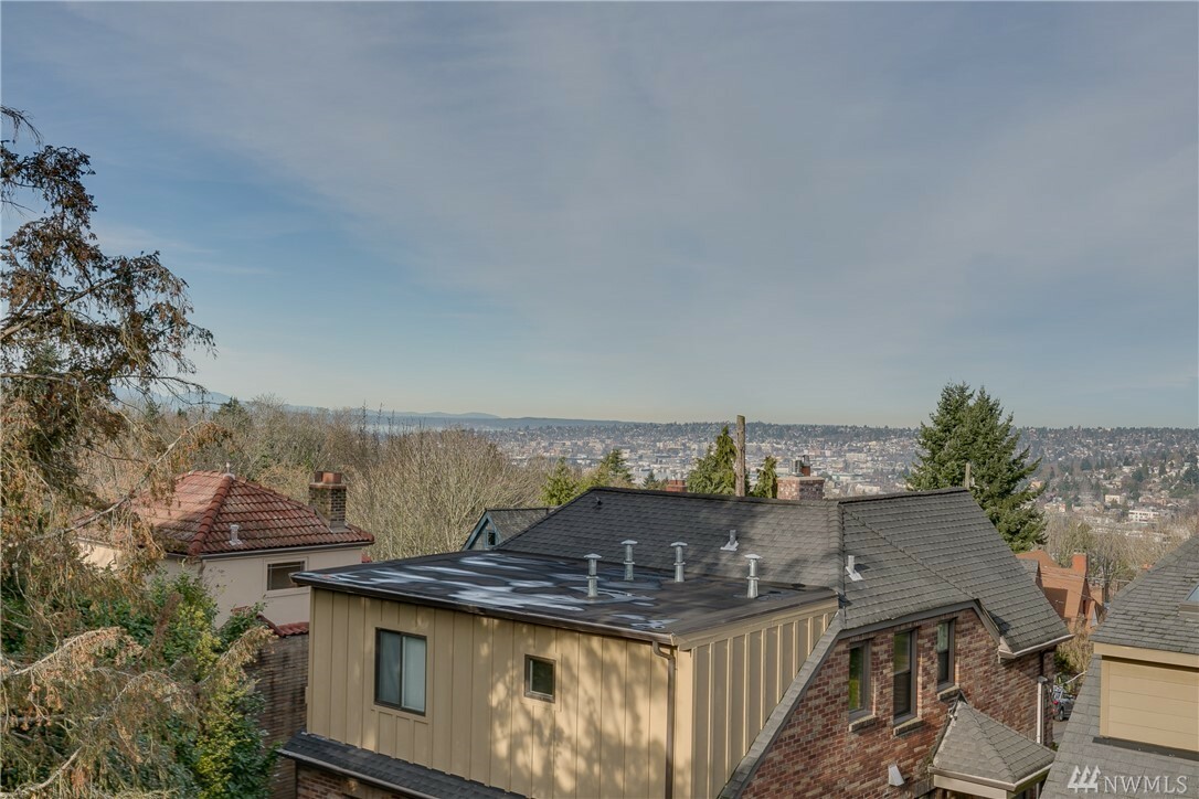 Property Photo:  2459 Nob Hill Ave N  WA 98109 