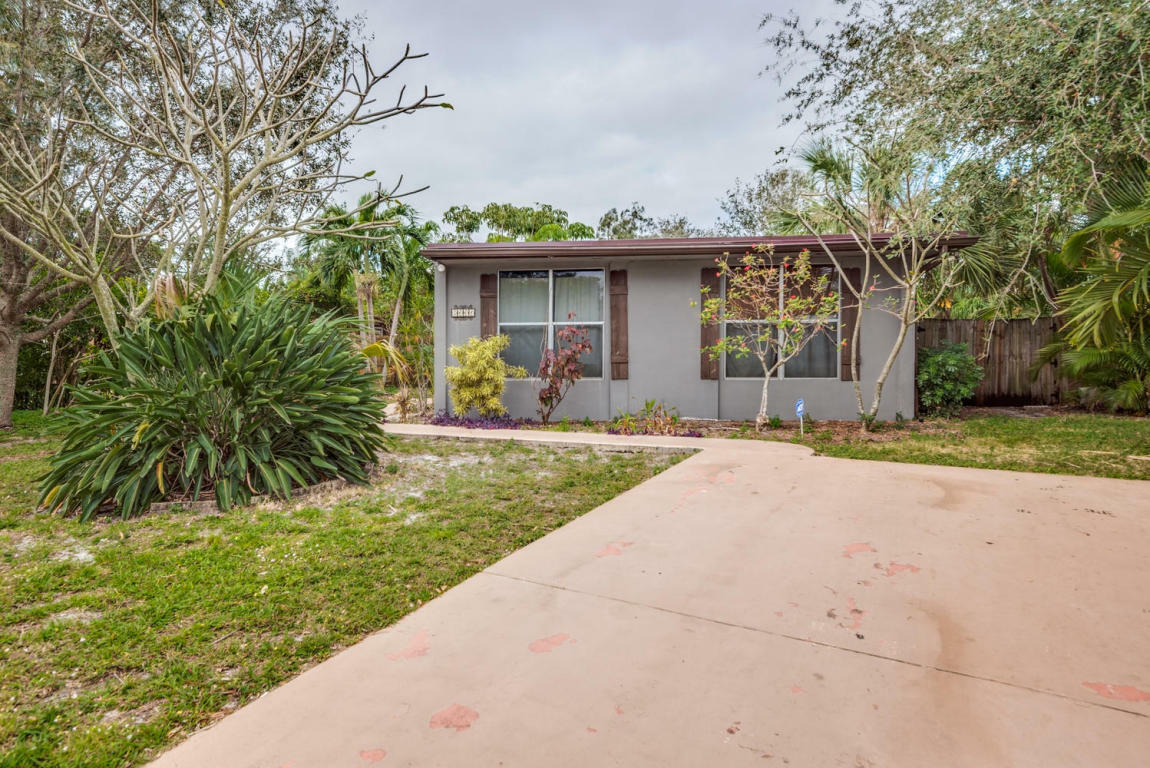 Property Photo:  5601 Nottingham Road  FL 33487 