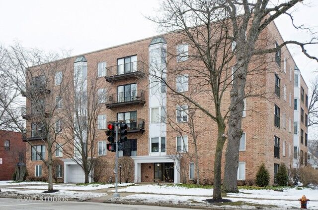 Property Photo:  2501 Central Street 4D  IL 60201 