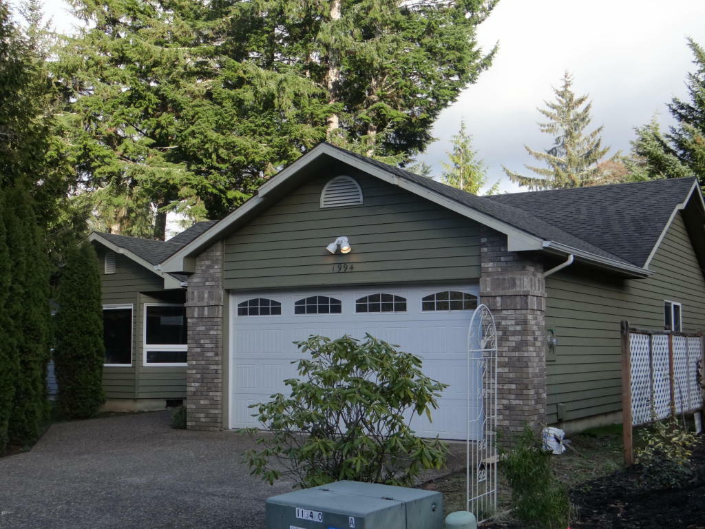 Property Photo: 1994 NE Tide Court OR 97367