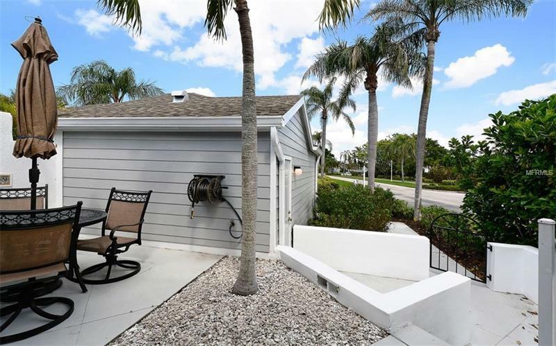 Property Photo:  1020 Ibis Court  FL 34209 