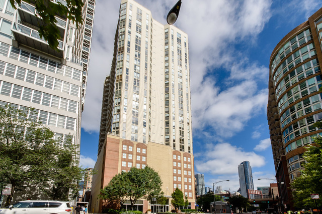 Property Photo: 645 Kingsbury Street 1609 IL 60654