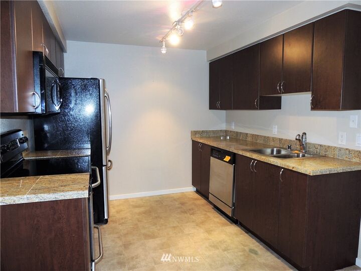 Property Photo:  221 9th Street C301  WA 98033 