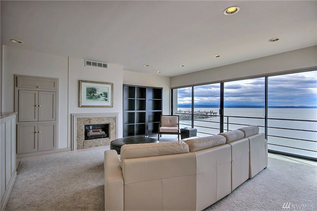 Property Photo:  200 Beach Place 404  WA 98020 