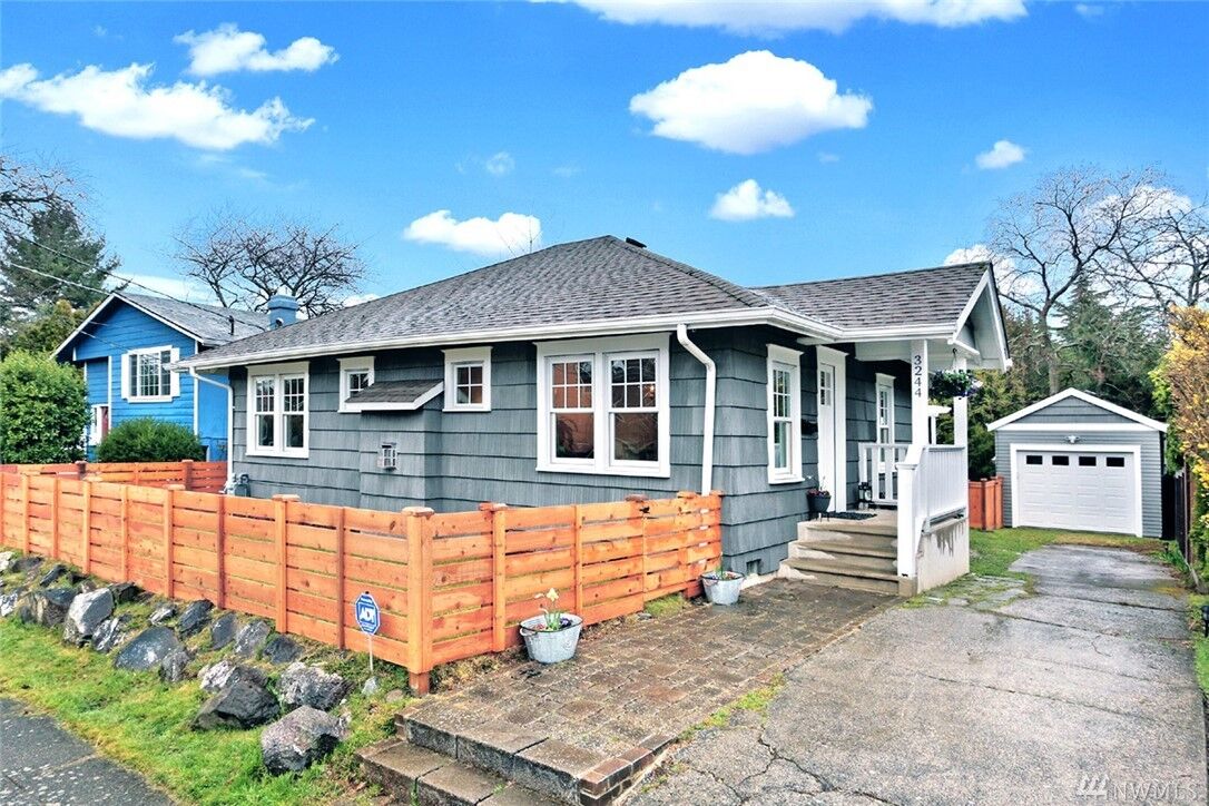 Property Photo:  3244 Walnut Ave SW  WA 98116 