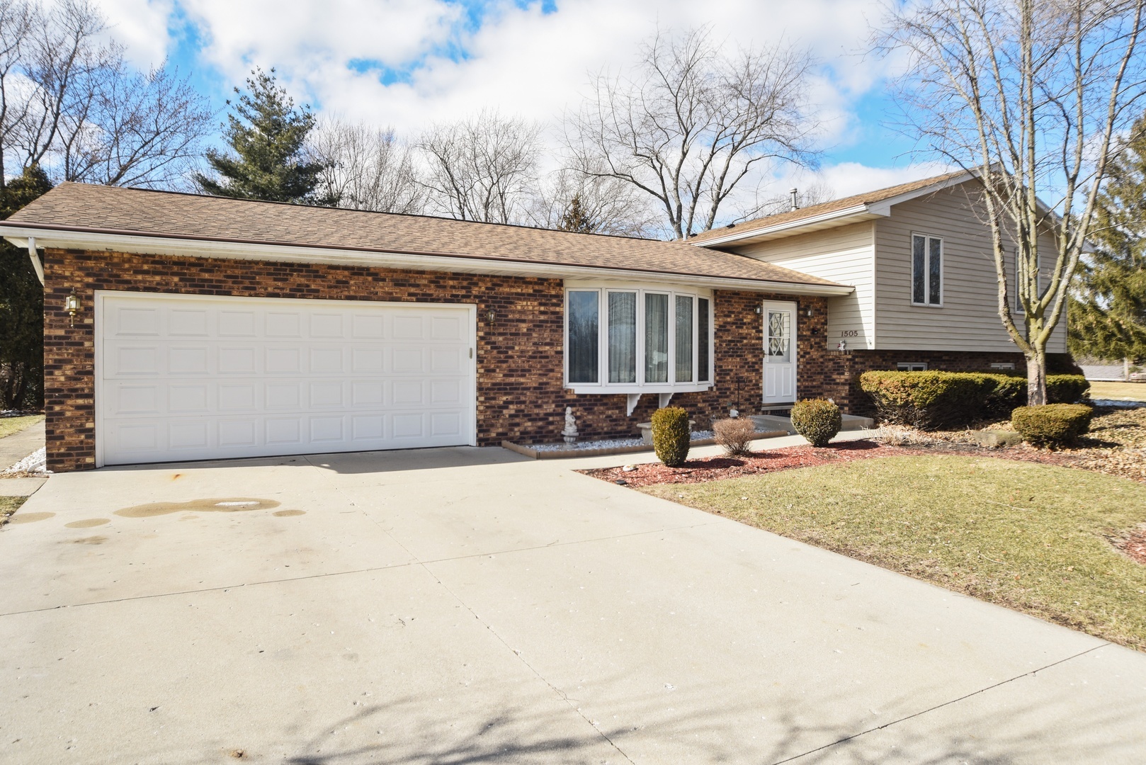 Property Photo:  1505 Oakleaf Drive  IL 60051 