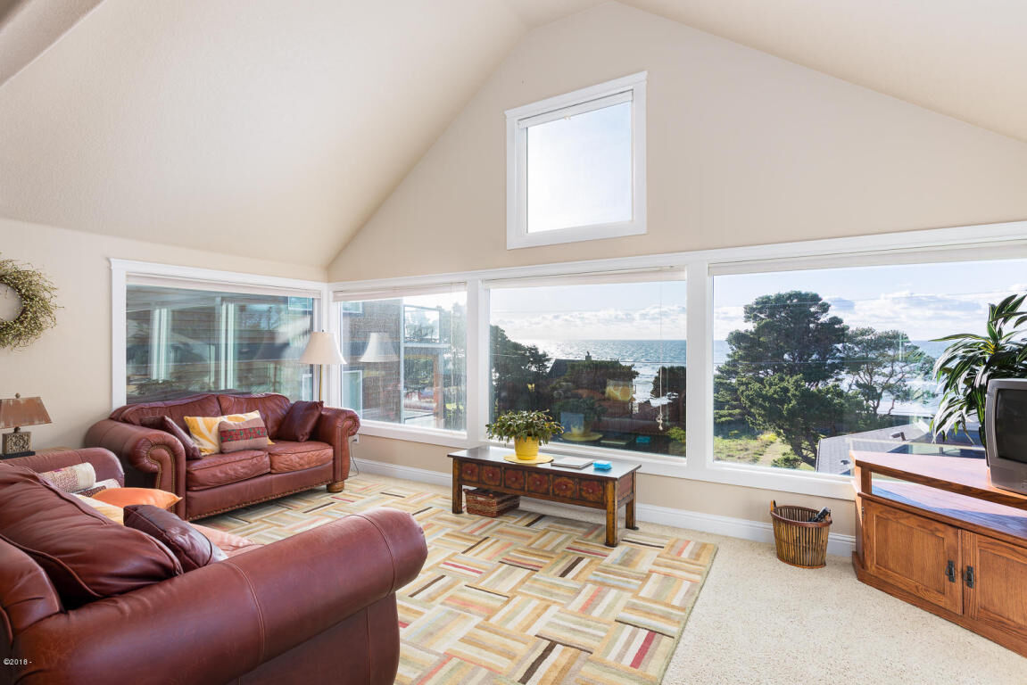 Property Photo:  4618 SW Beach Avenue  OR 97367 