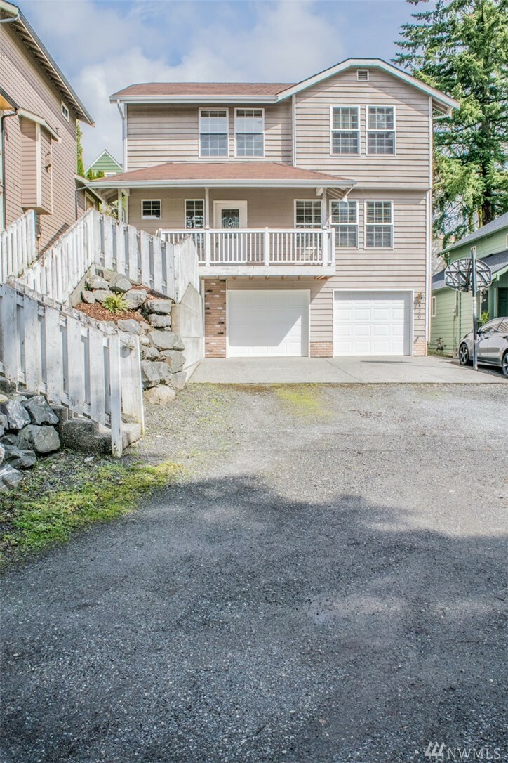 Property Photo:  420 Holiday St  WA 98290 