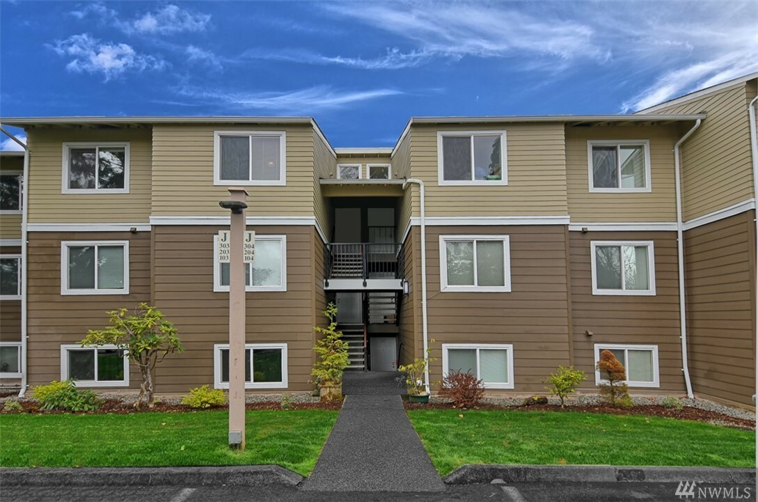 Property Photo: 820 Cady Rd J 303 WA 98203