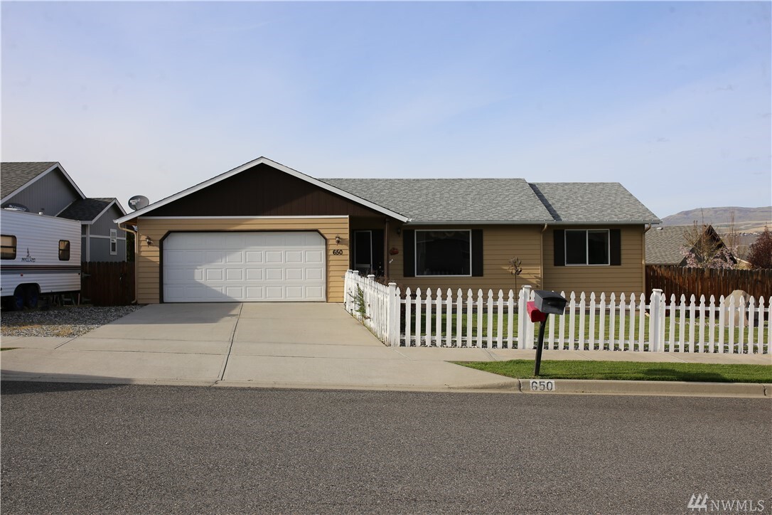 Property Photo: 650 Sally Dr WA 98801