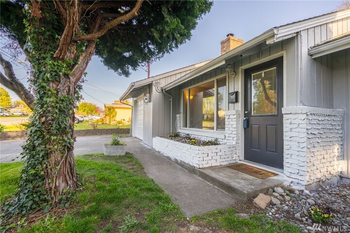 Property Photo:  599 SE 4th Avenue  WA 98277 