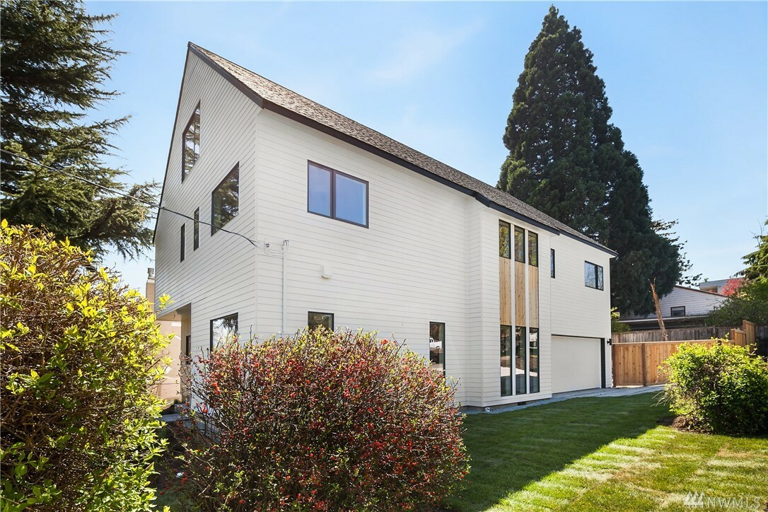 Property Photo: 8557 Ashworth Ave N WA 98103