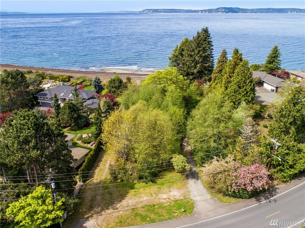 Property Photo: 8229 Talbot Rd WA 98026