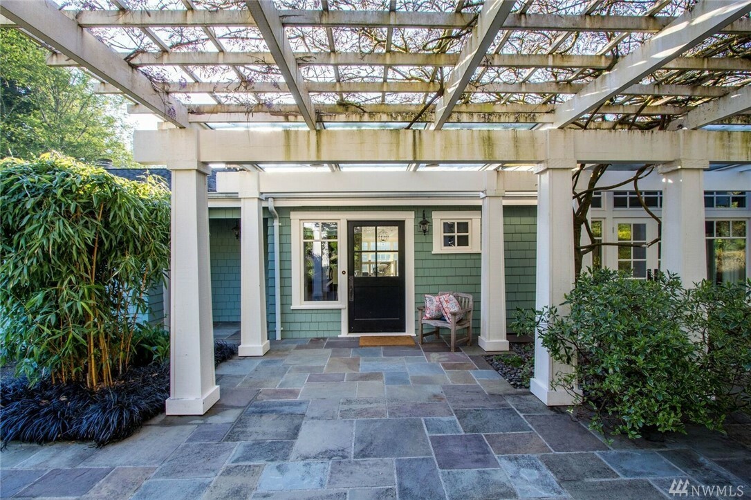 Property Photo: 11338 Arrow Point Dr NE WA 98110