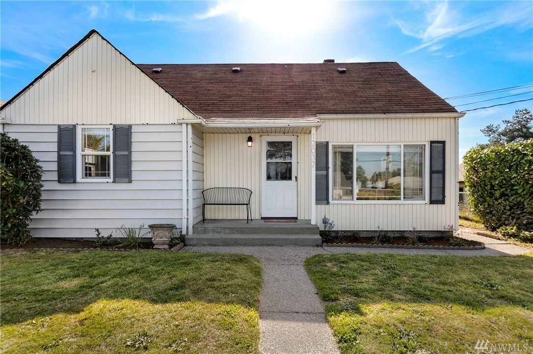 Property Photo:  12037 75th Ave S  WA 98178 