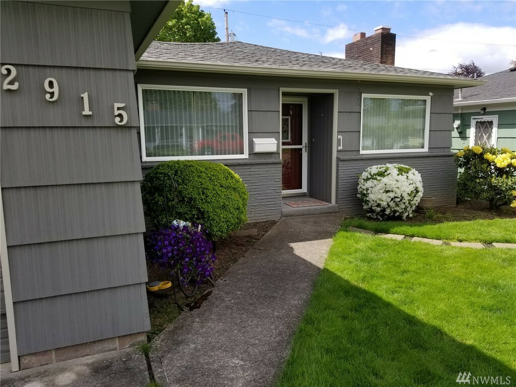 Property Photo:  2915 Magnolia St  WA 98632 