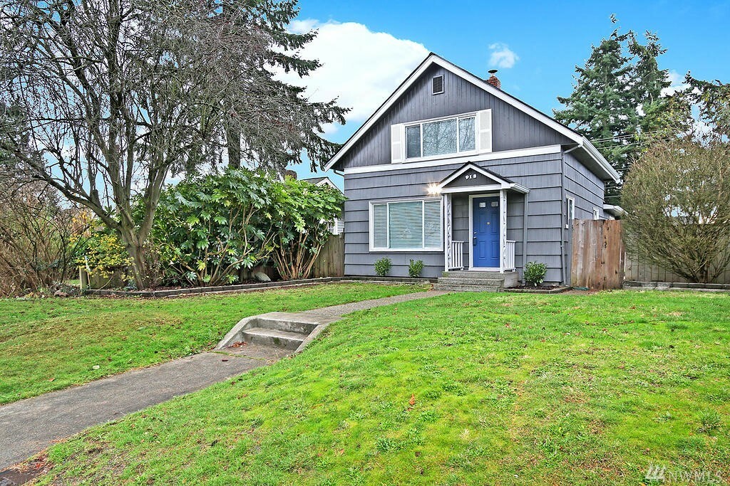 Property Photo:  918 Maple St  WA 98201 