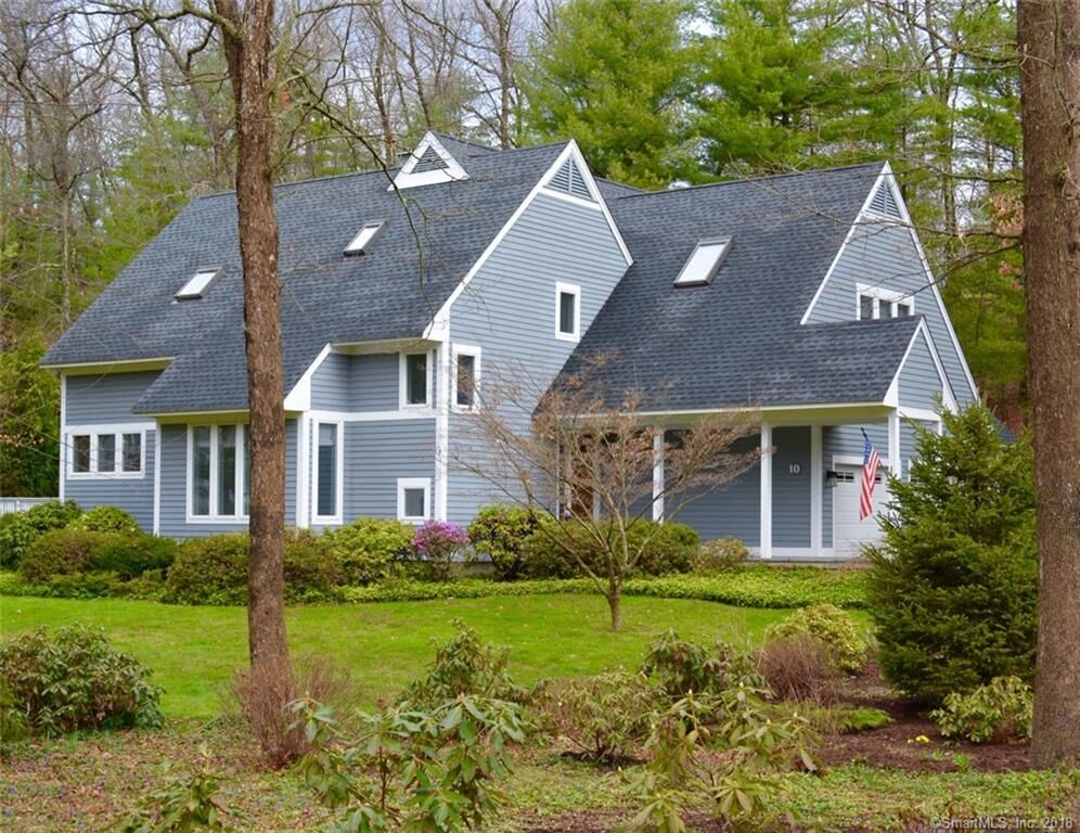 Property Photo:  10 Essex Court  CT 06032 