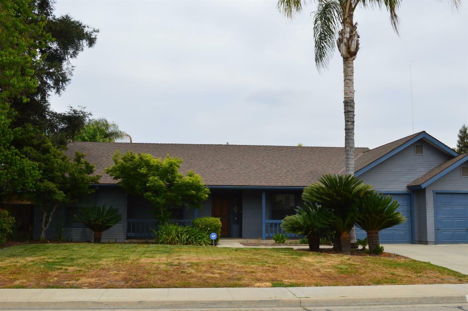 Property Photo:  2708 E Paradise Avenue  CA 93292 