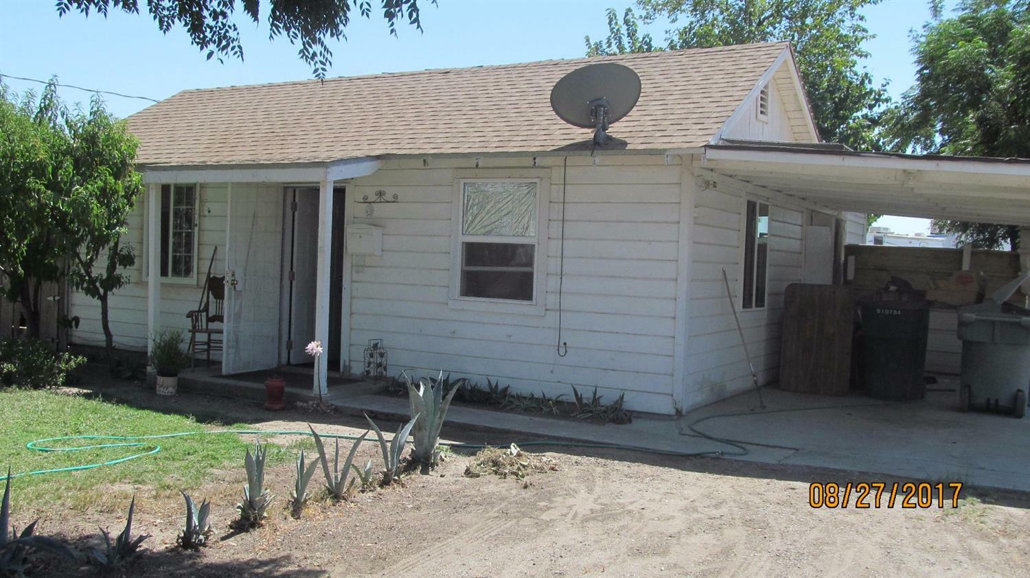 Property Photo:  605 E Roosevelt Avenue  CA 93292 