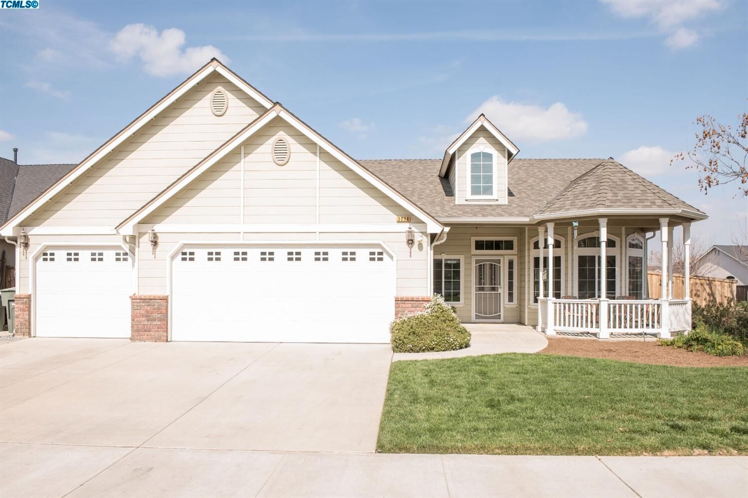 Property Photo: 3028 W Sady Avenue CA 93291