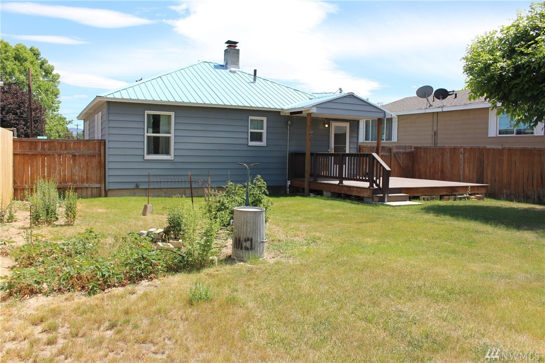 Property Photo: 914 Orondo Ave WA 98801