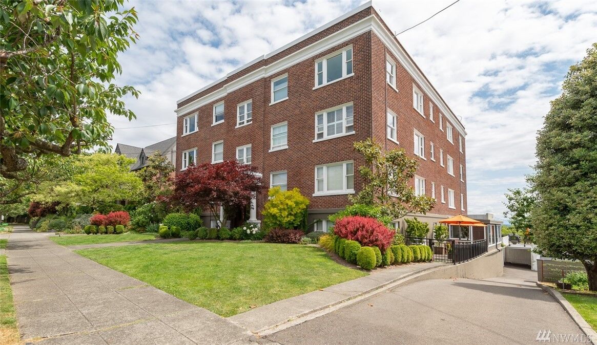 Property Photo:  1902 Bigelow Ave N 302  WA 98109 