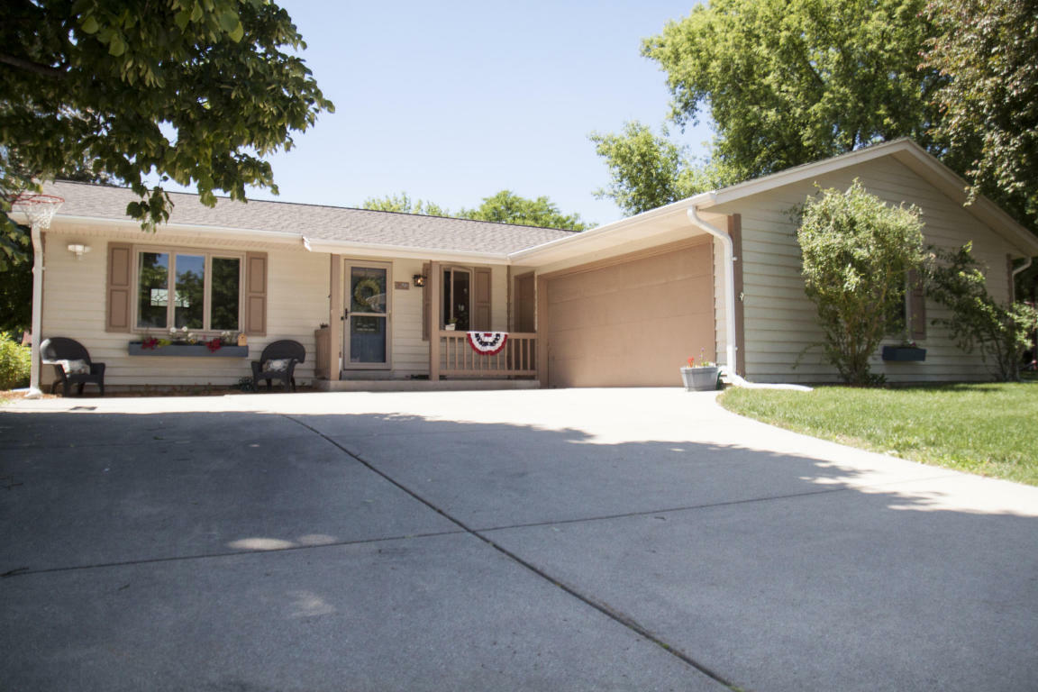 Property Photo:  1296 Heather Cir  WI 53066 